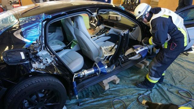 Así entrenan los bomberos, con un Porsche Panamera