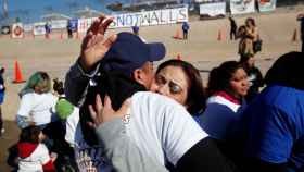 Familiares separados por la deportación y la inmigración se reúnen en la frontera con México.