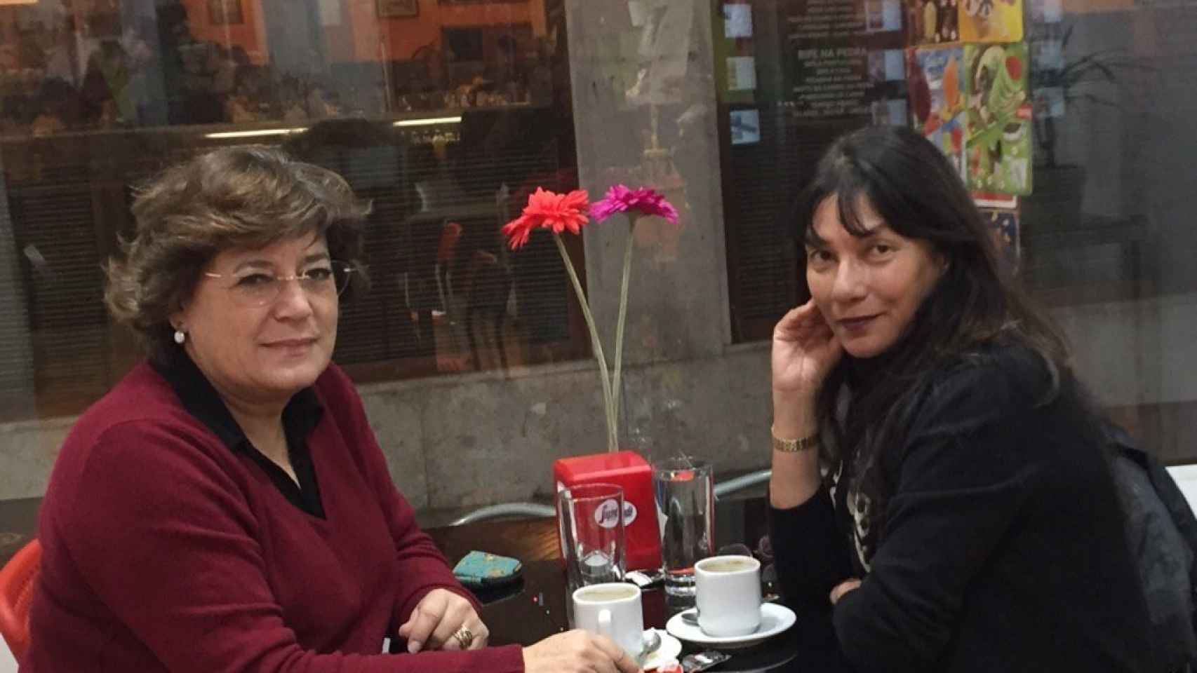 Ana Gomes (i.) con la exagente Sabrina de Sousa (d.) en una reunión reciente en Lisboa.