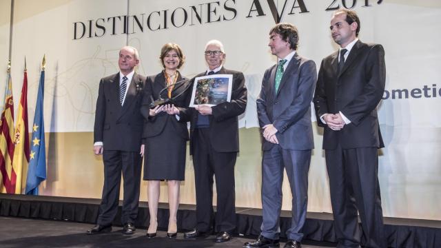 Luis Ángel Sala, en el medio, el pasado jueves cuando le otorgaron un premio por su trayectoria