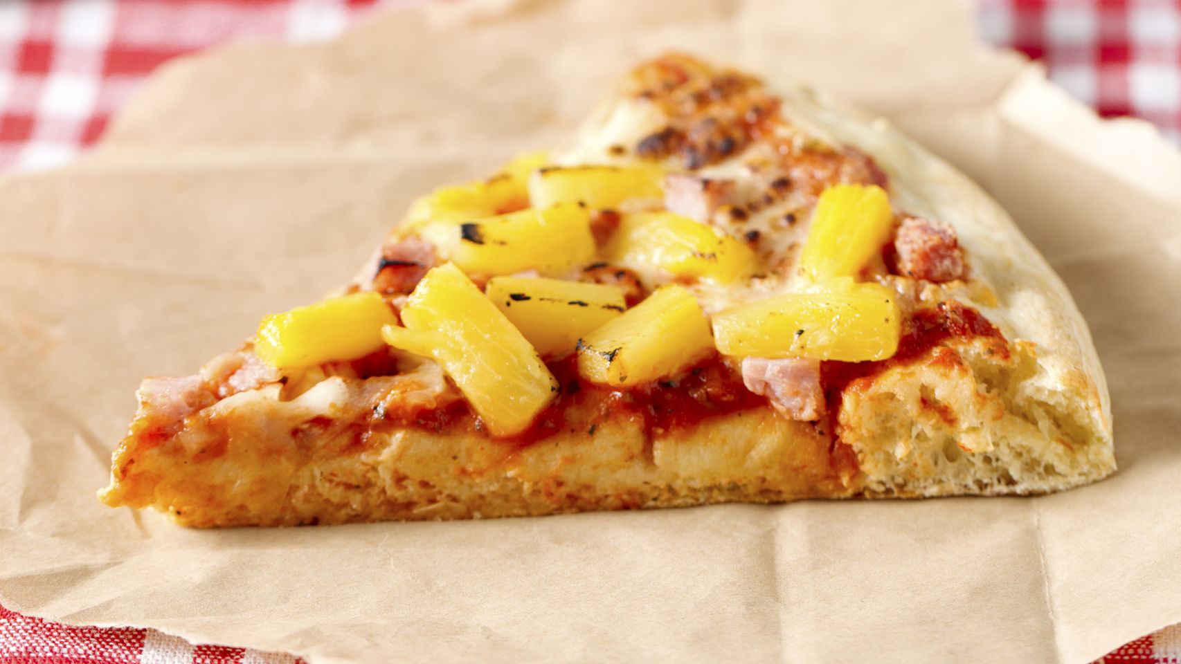 Esta porción de pizza con piña encarna El Mal.