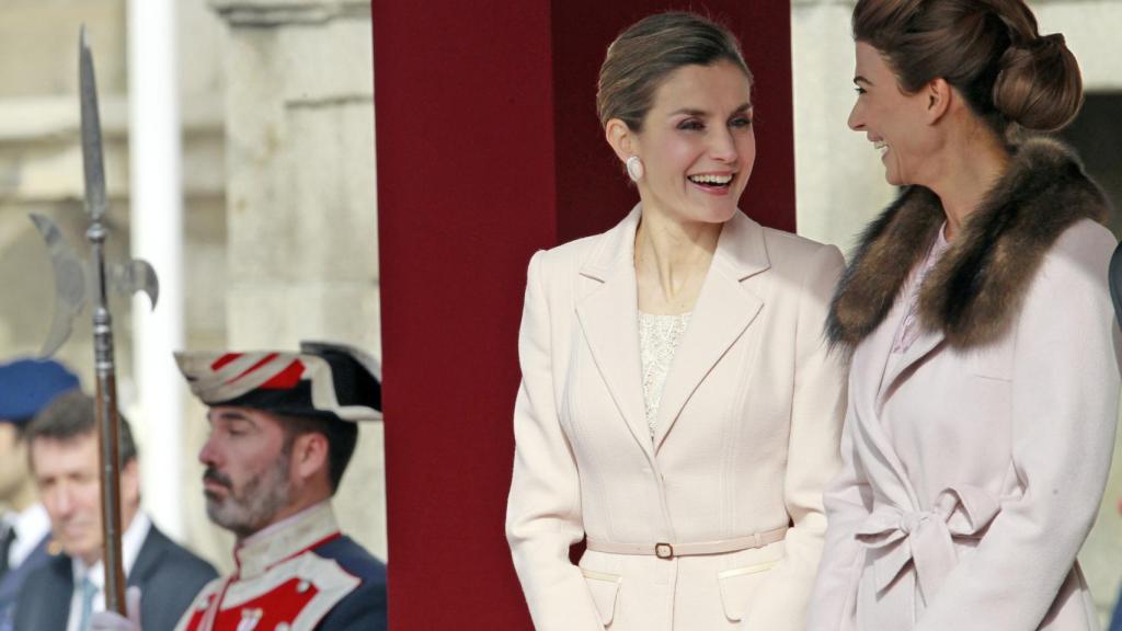 Letizia y Juliana Awada en el patio del Palacio Real muy risueñas.