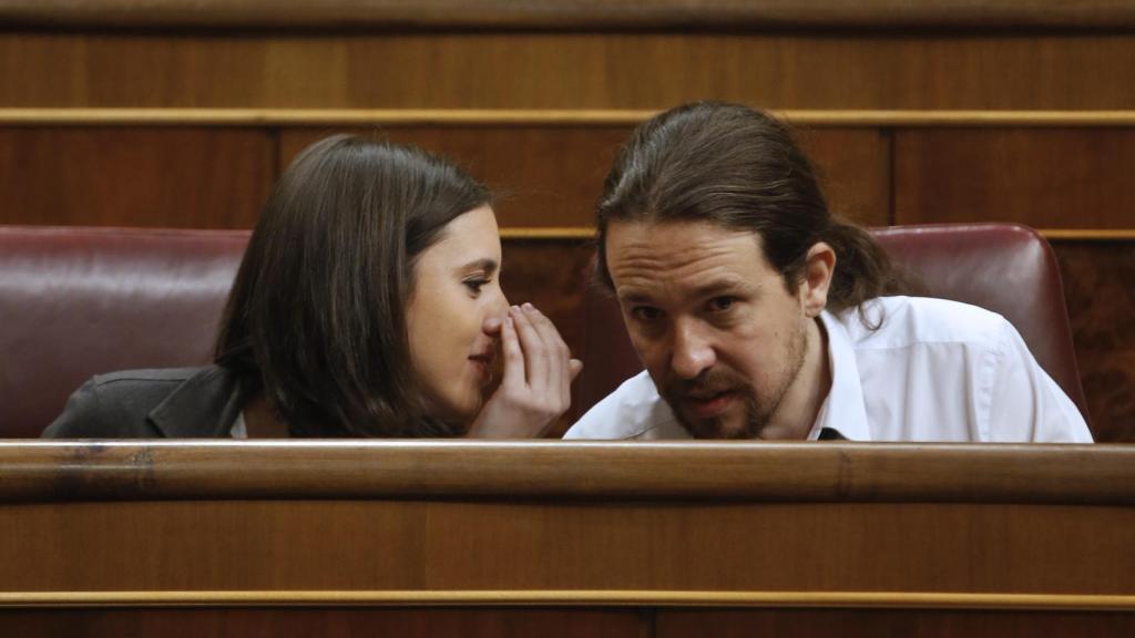 Montero e Iglesias intercambian impresiones entre susurros en el Congreso de los Diputados.