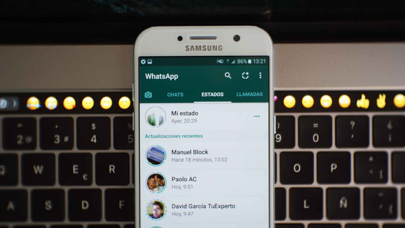 Estados de WhatsApp en un móvil Android.