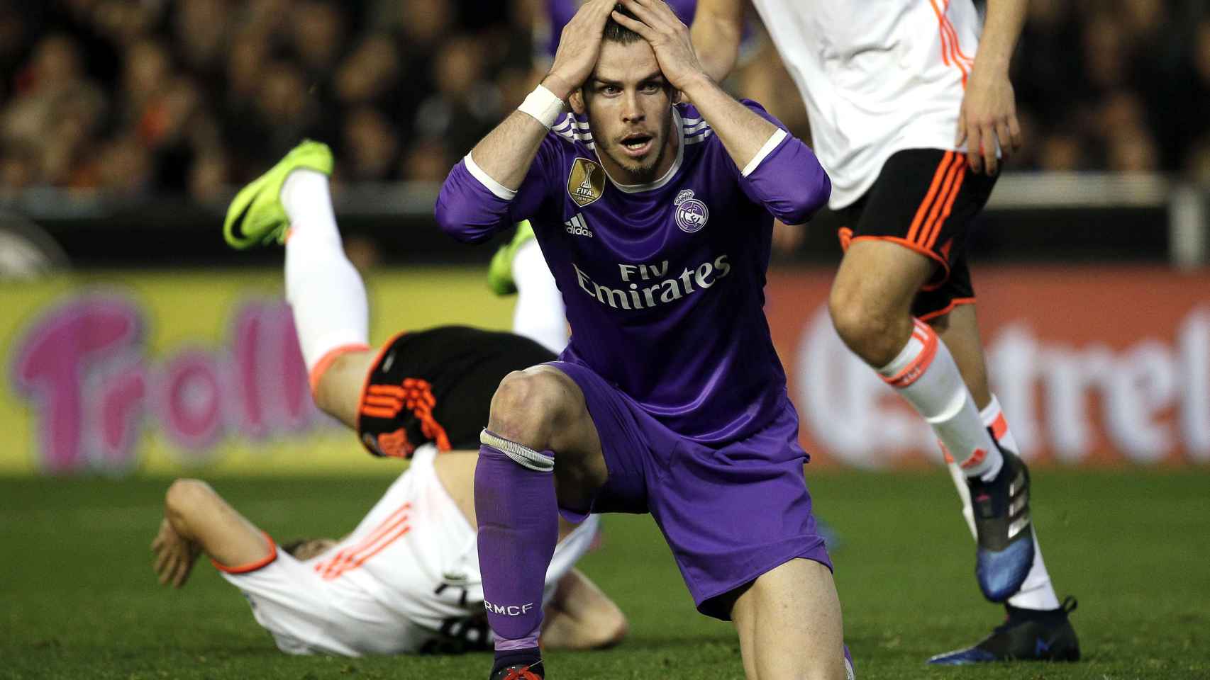 Bale se lamenta en el partido ante el Valencia.