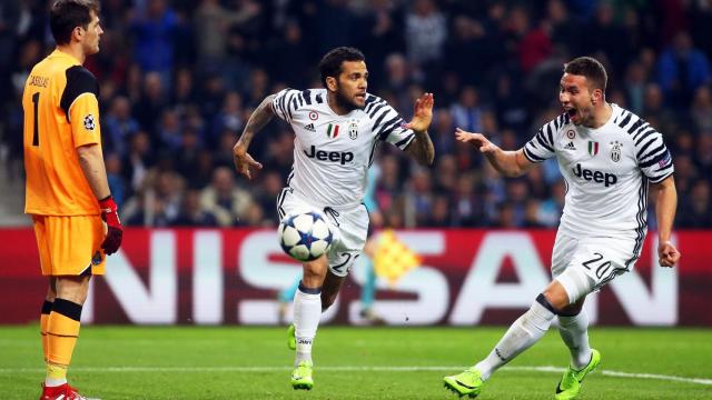 Dani Alves celebra su gol ante la mirada de Casillas.