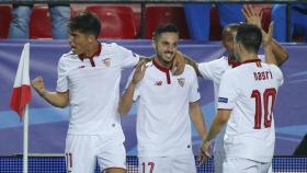 Los jugadores del Sevilla celebran el gol de Sarabia.