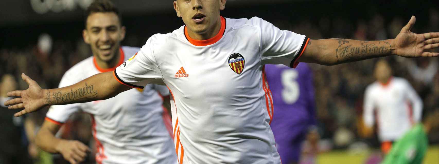 Orellana, del Valencia, celebra su gol ante el Real Madrid.