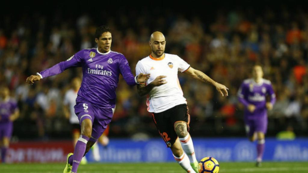 Varane disputa un balón con Zaza. Foto: valenciacf.com