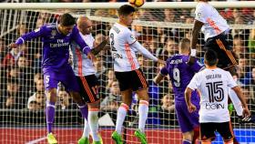 El Valencia defiende un córner ante el Madrid. Foto: valenciacf.com