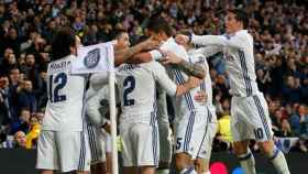 El Real Madrid celebra el tercer gol frente al Nápoles