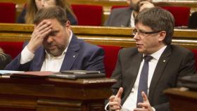 Junqueras y Puigdemont, en el pleno del Parlament de Cataluña.