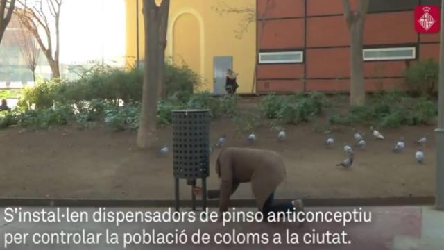 Un operario prepara el dispensador en el vídeo distribuido por el Ayuntamiento de Barcelona.