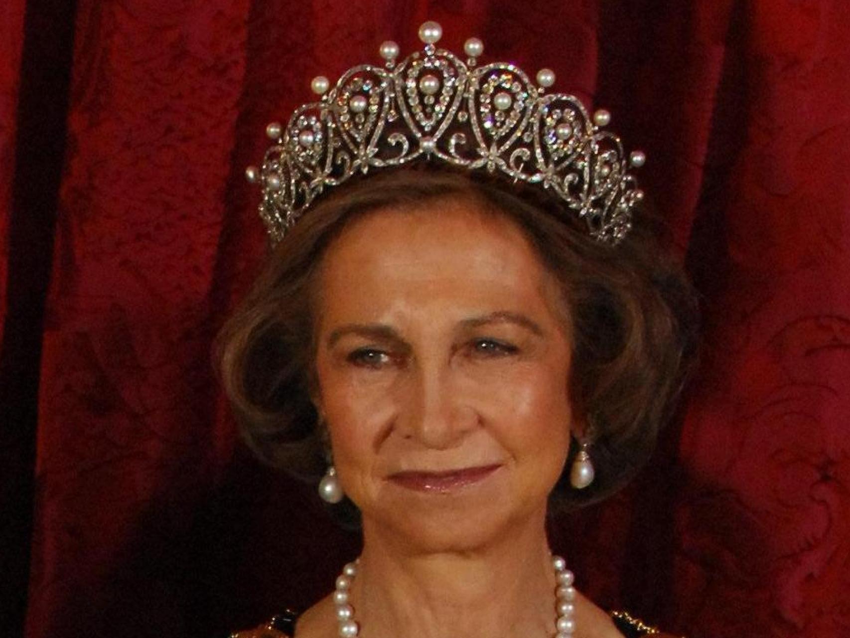 La reina Sofía con la tiara Rusa sobre su cabeza.