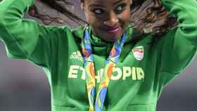 Genzebe Dibaba, en el podio de los 1.500 metros femeninos en Río 2016.