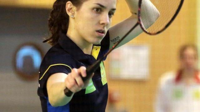 Bea Corrales en un partido de bádminton