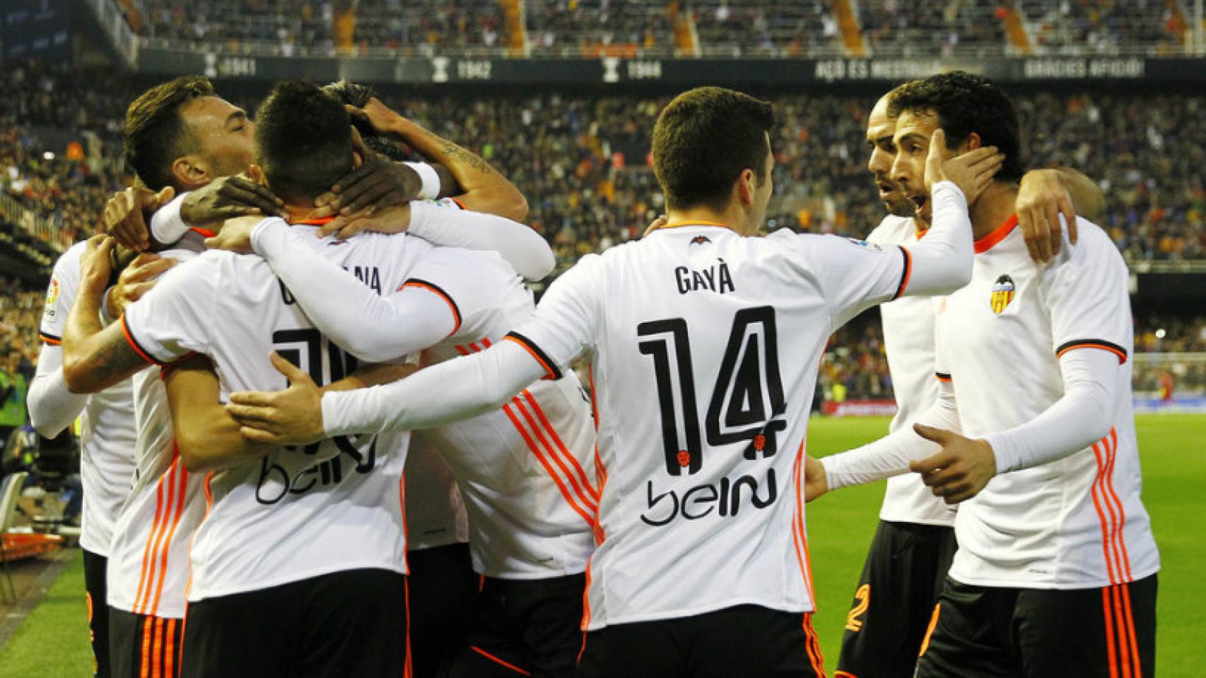Los jugadores del Valencia celebran un gol ante el Madrid. Foto: valenciacf.com