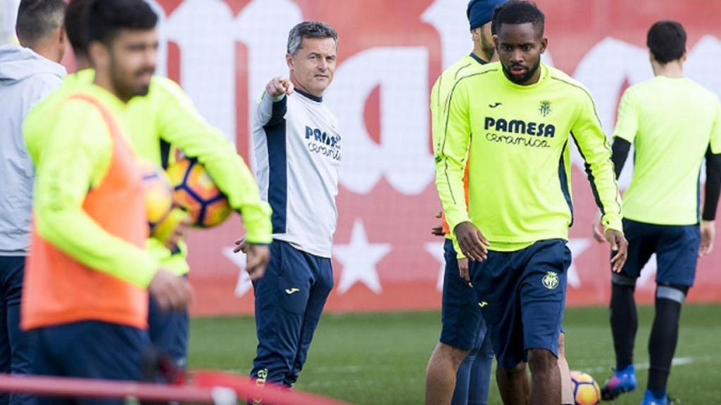 Escribá dirigiendo un entrenamiento. Foto: villarrealcf.es