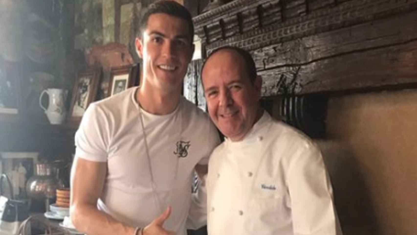 Cristiano Ronaldo en el restaurante. Foto: Twitter (@MesondeCandido)