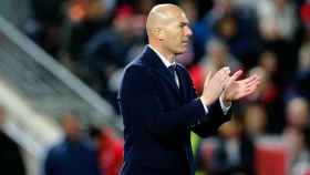 Zidane dirigiendo un encuentro con el Real Madrid