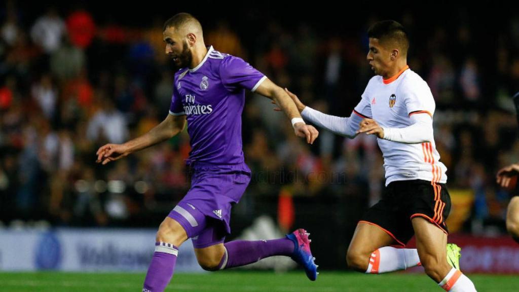 Benzema en una acción del partido ante el Valencia