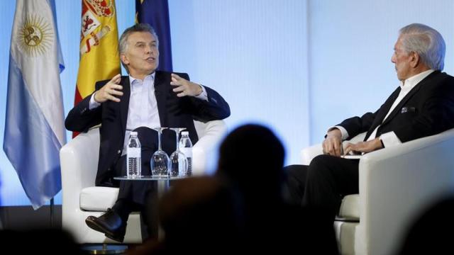 Mauricio Macri conversa con su amigo Mario Vargas Llosa durante su visita a Madrid.