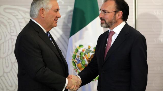 Tillerson y Videgaray estrechan las manos  antes de su reunión