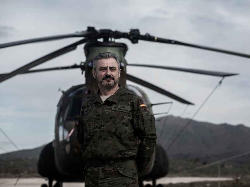 El comandante Barbancho posa para EL ESPAÑOL frente a un helicóptero Chinook.