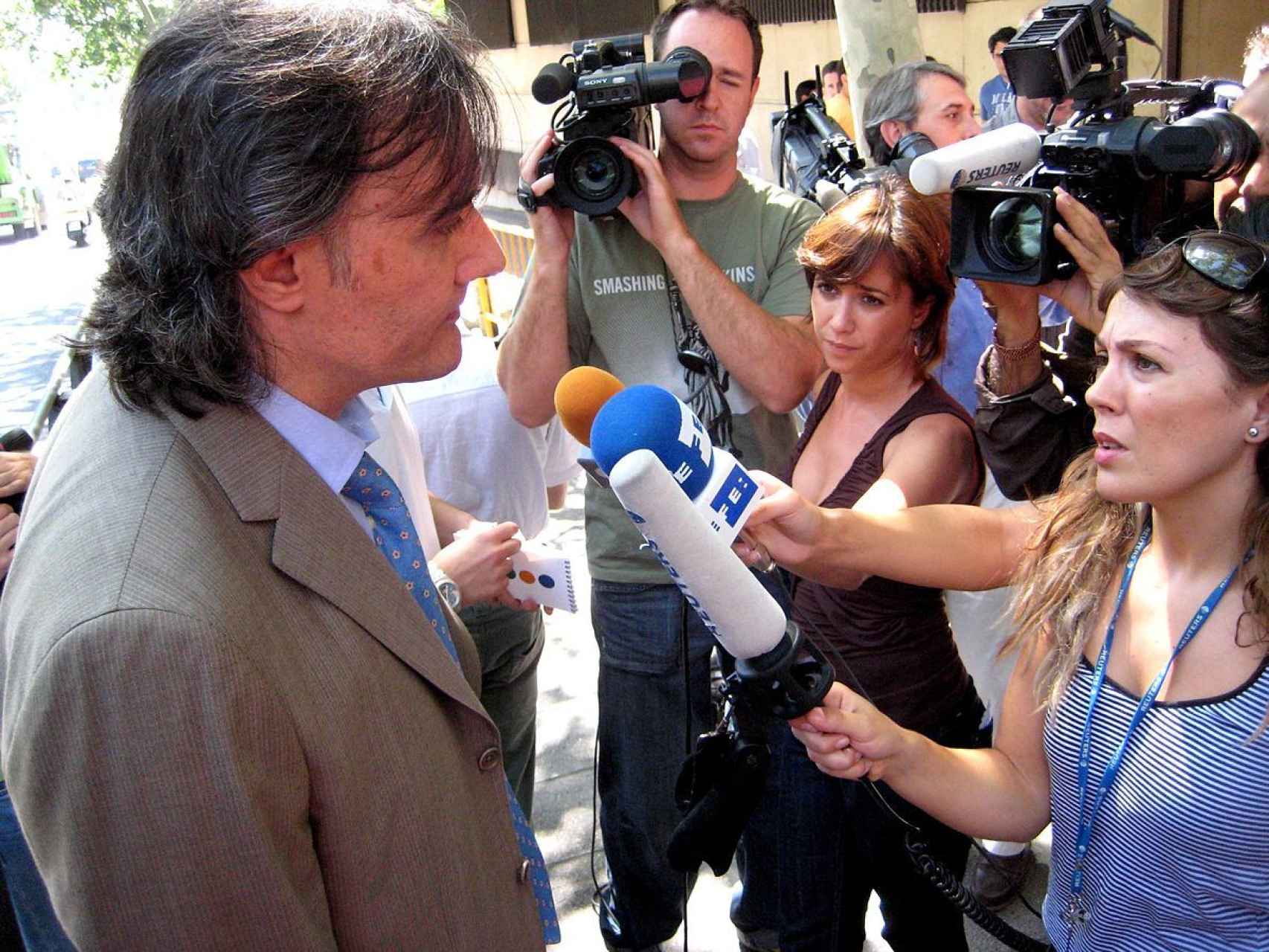 El humorista Guillermo Torres habla con los medios tras salir del juzgado por el secuestro de la revista