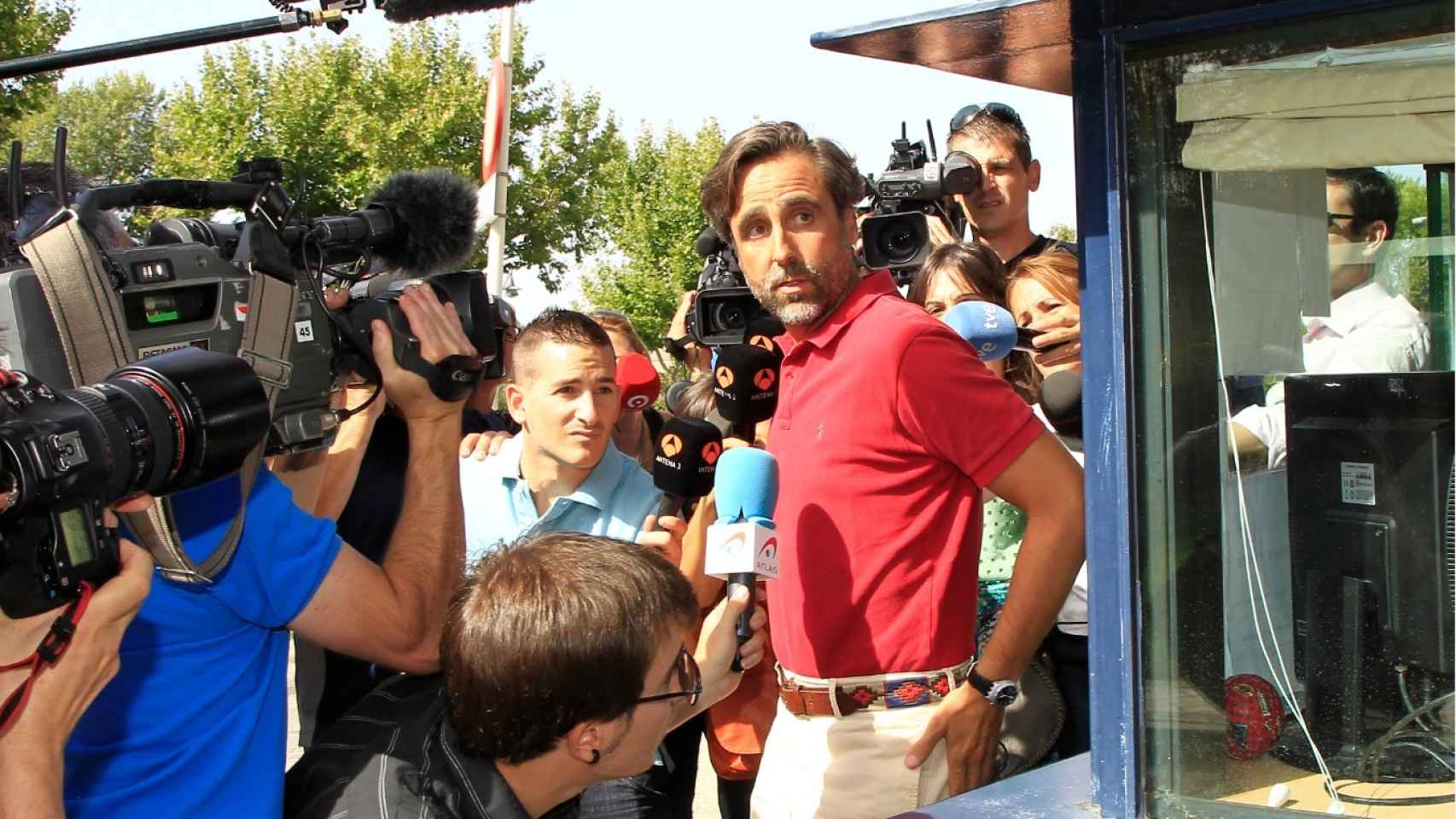 Álvaro Ruiz-Mateos ante los medios en la comisaría.
