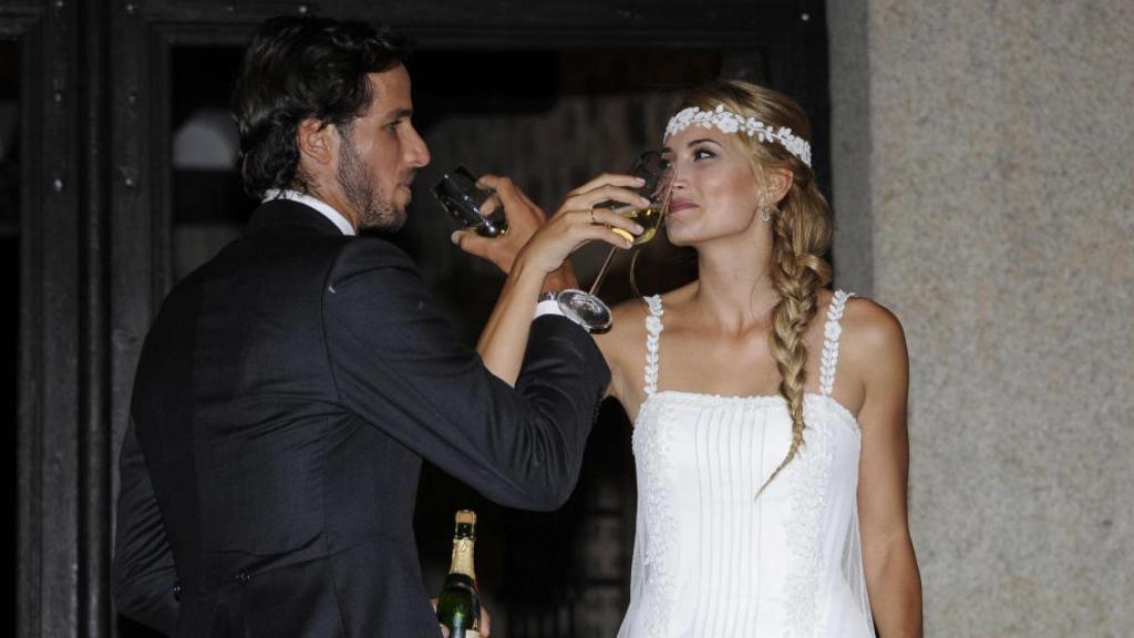 Feliciano López y Alba Carrillo brindando el día de su boda.