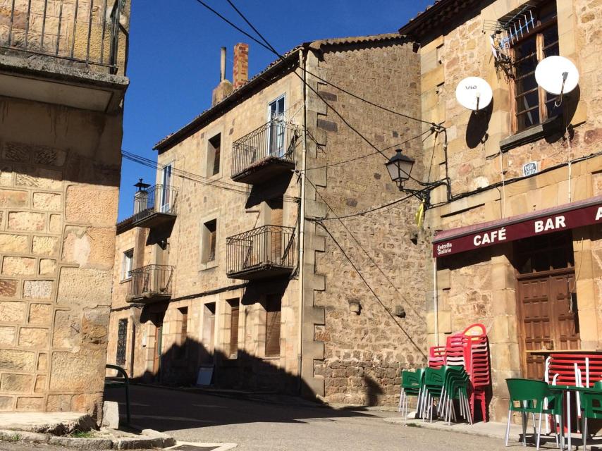 La casa en la que vive Mauricia se ubica en la calle Mayor de Palacios de la Sierra.