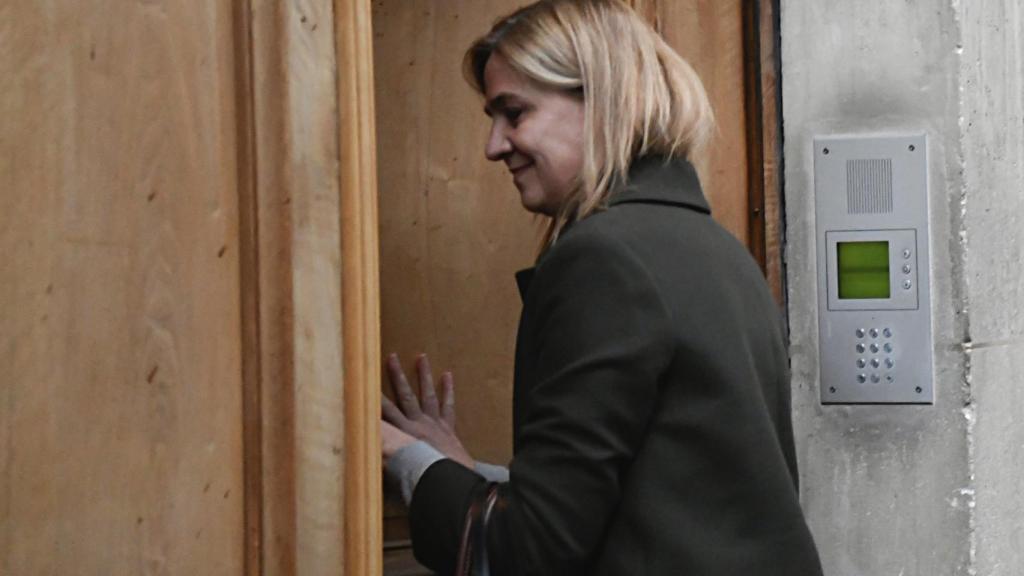 Cristina de Borbón entrando en su casa de Ginebra.