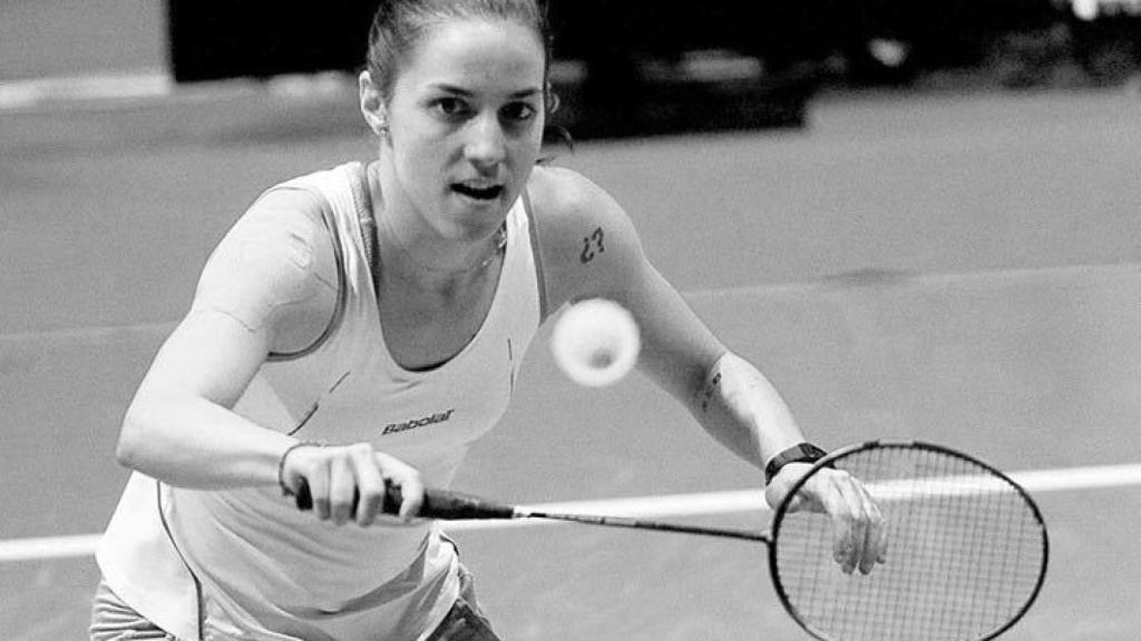 Bea Corrales en un partido de bádminton