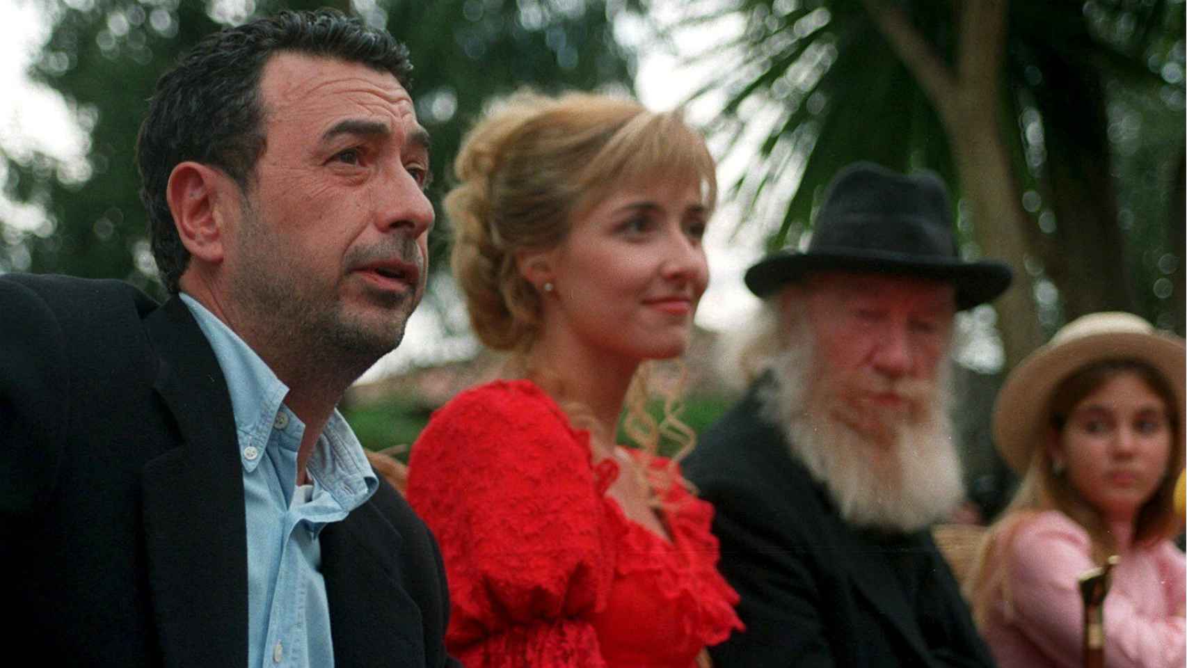 Garci junto a Cayetana en el rodaje de El Abuelo, en 1998.