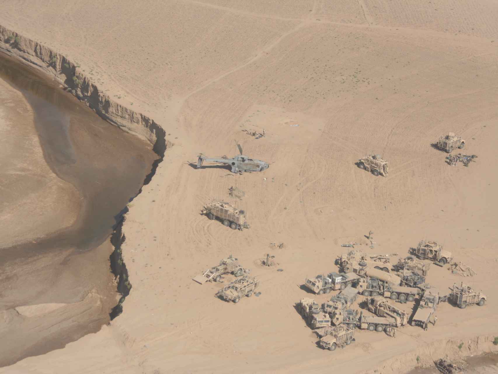Vista panorámica del lugar en el que cayó el helicóptero, junto al convoy estadounidense.