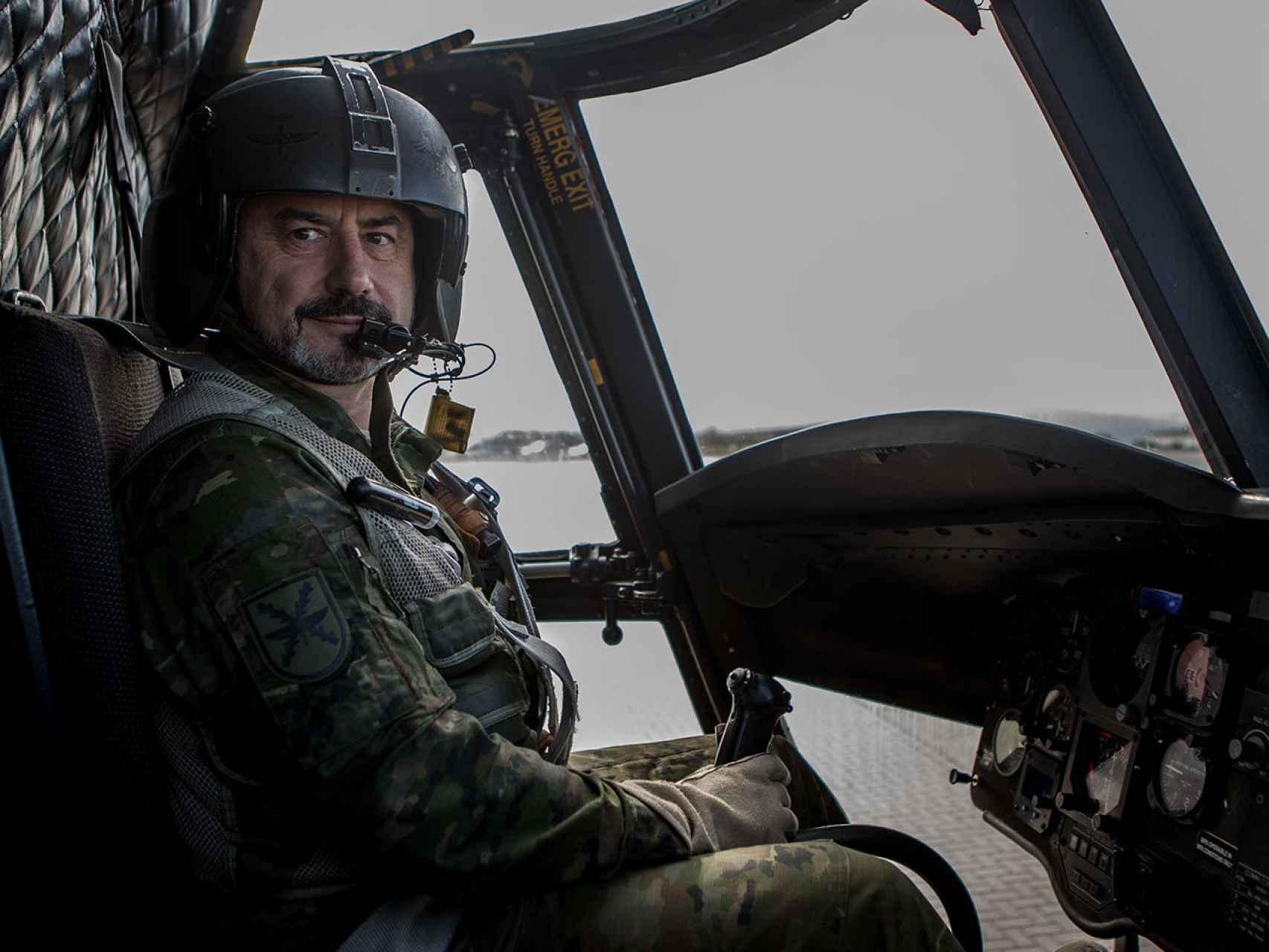 El comandante Barbancho, hoy en día, a los mandos de un helicóptero Chinook.