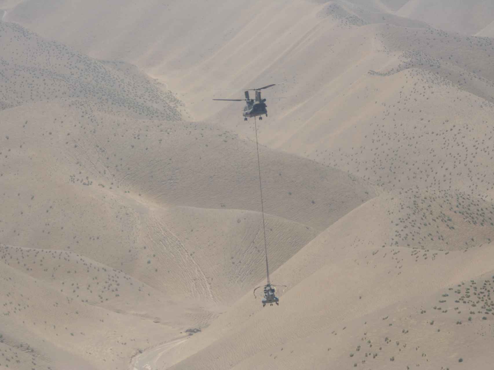 El helicóptero Chinook transporta el Super Puma.