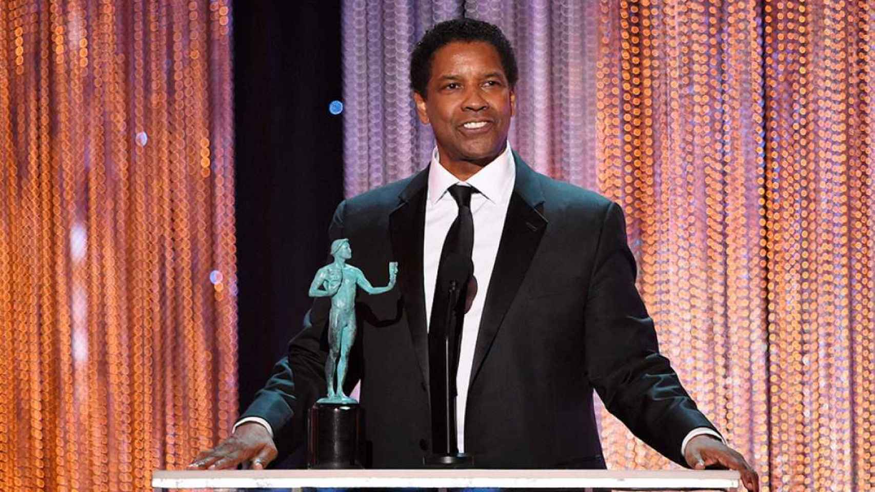 Denzel Washington con su premio del Sindicato de Actores.