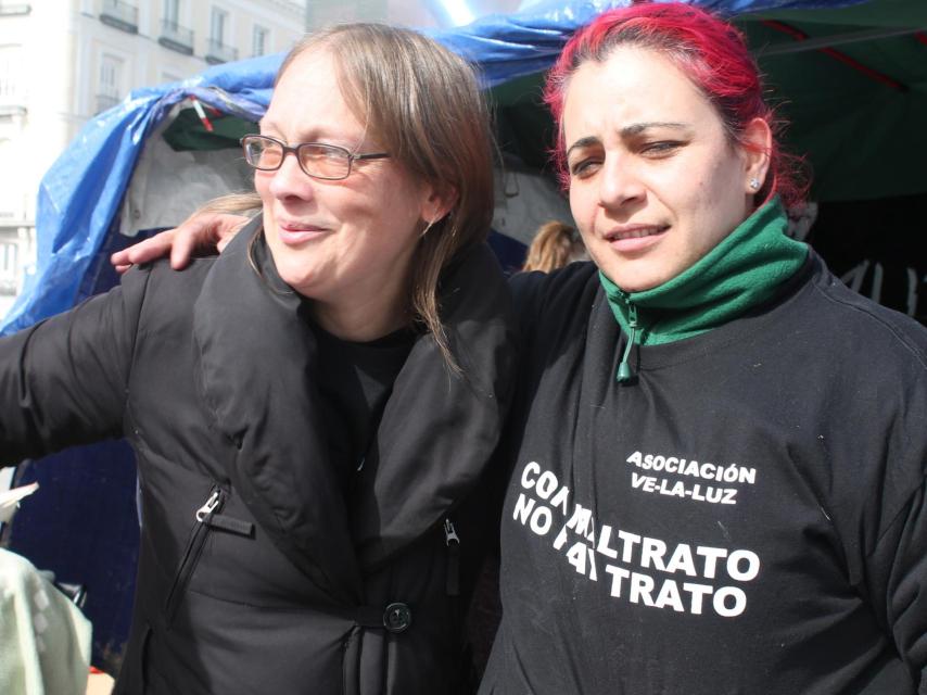 Martina, hermana de Ana (a la izquierda) junto a Rosa, otras de las huelguistas de Sol.