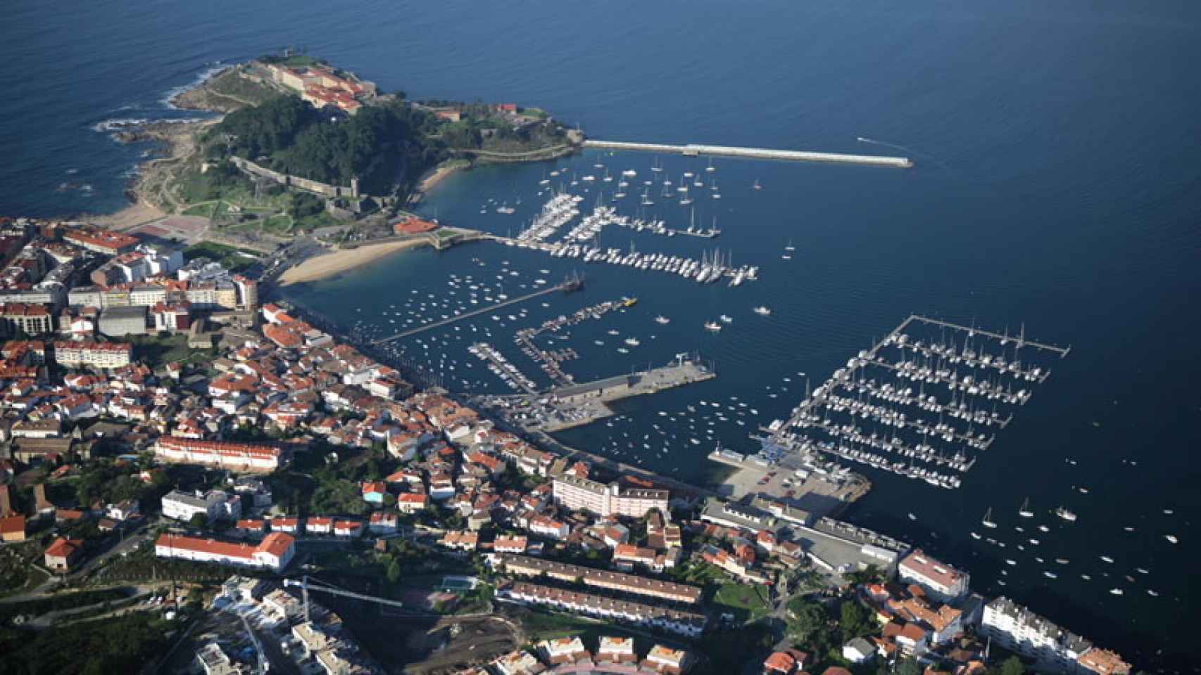 Baiona es una localidad costera del sur de Galicia muy transitada en verano por turistas de toda España.