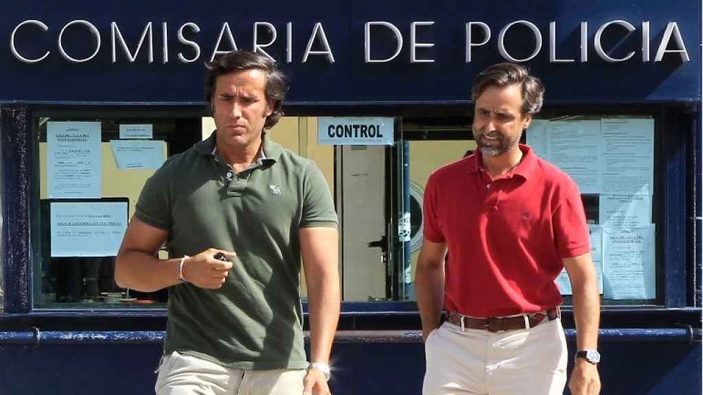 Francisco Javier y Álvaro Ruiz-Mateos saliendo de comisaría.