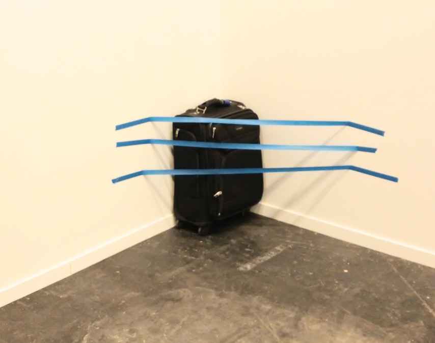 ¿La maleta olvidada en una esquina u obra de arte?