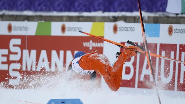 Adrián Solano se estrella contra la nieve.