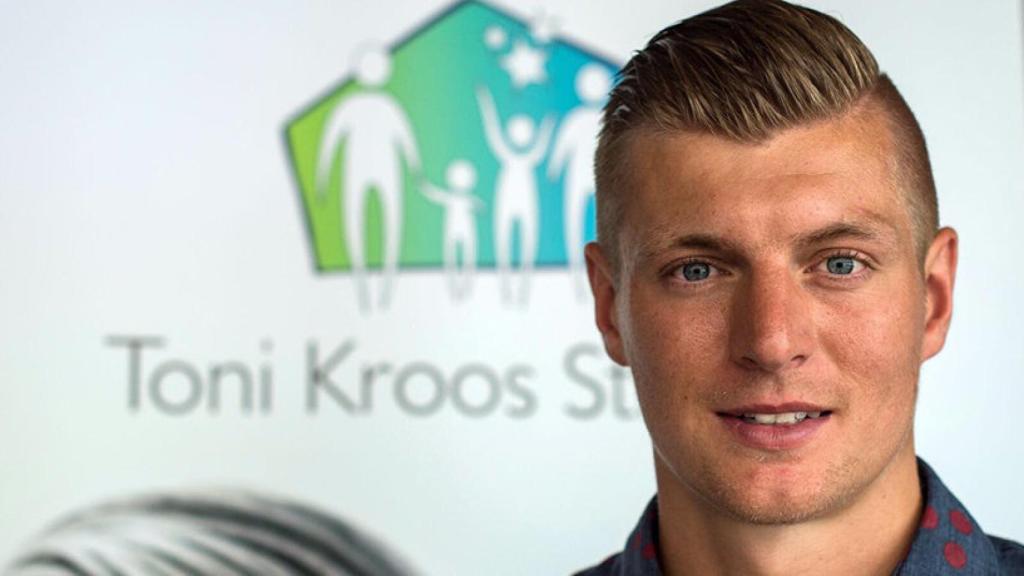 Toni Kroos asistirá a la gala de su Fundación acompañado de un fan. Foto: Twitter (@ToniKroos)