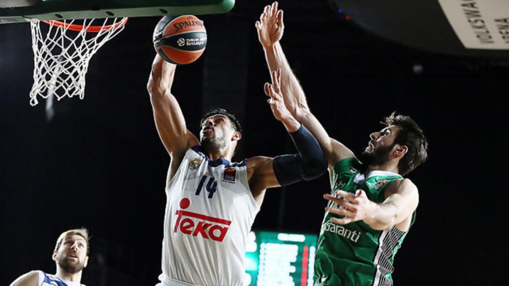 Ayón, en el partido contra el Darussafaka. Foto: acb.com