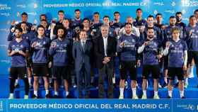 La plantilla del Real Madrid posando con las tarjetas de Sanitas