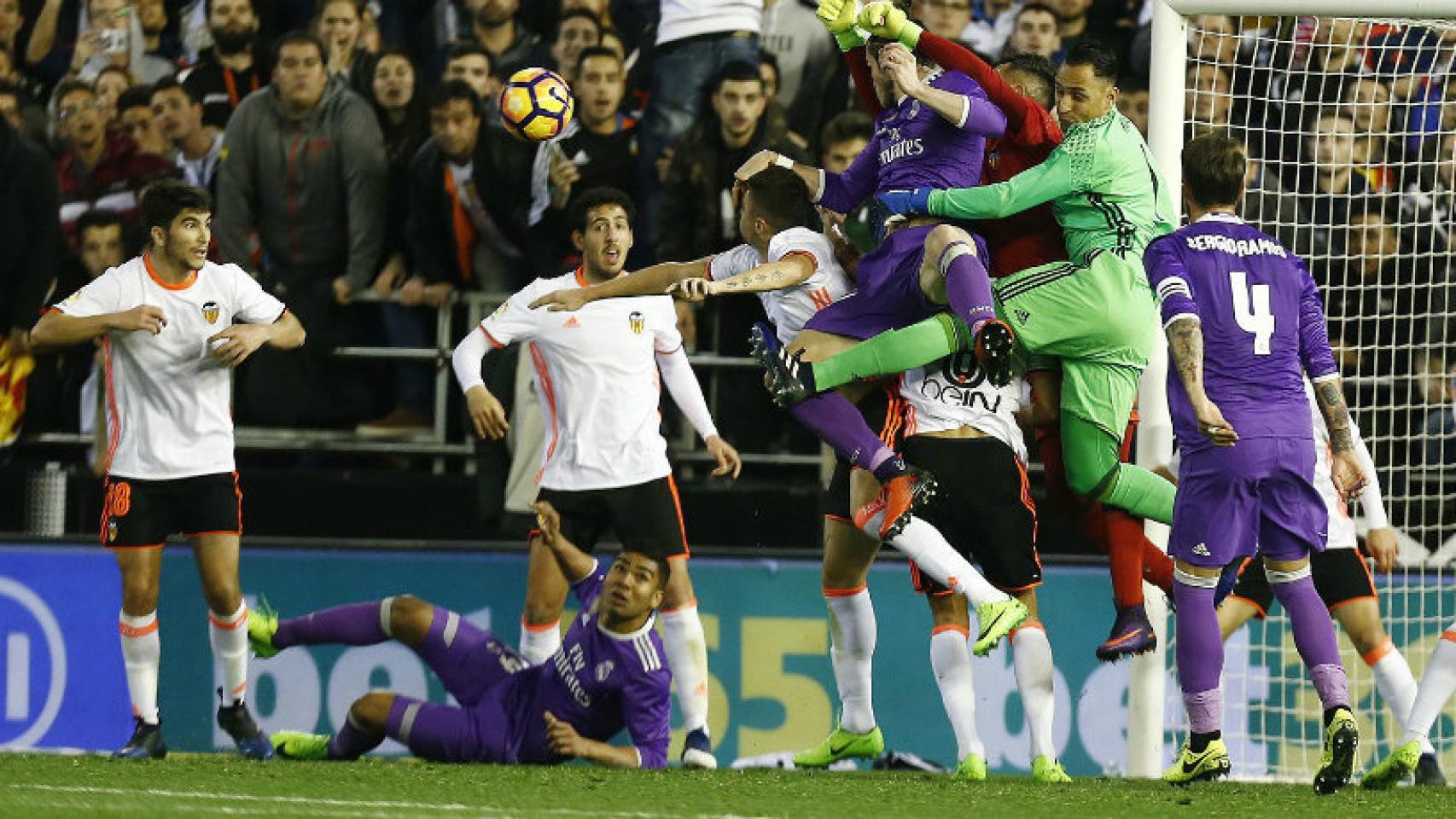 Keylor Navas durante el partido ante el Valencia   Foto Twitter (@valenciacf)