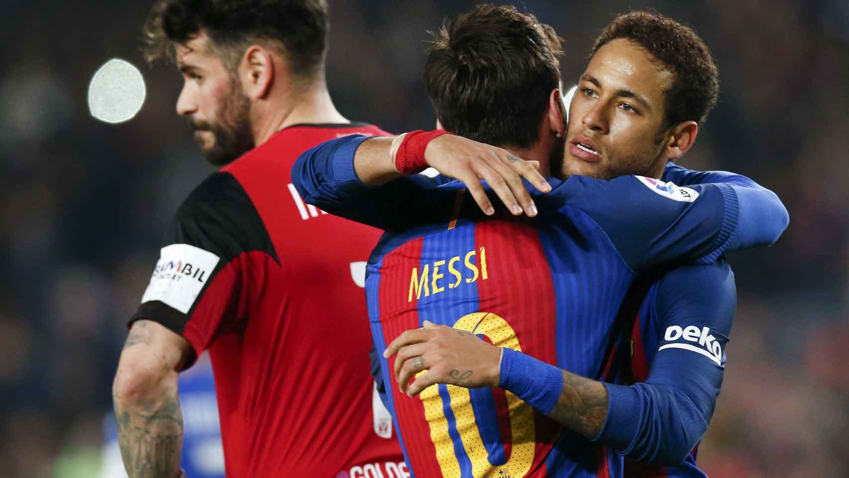 Neymar abraza a Messi durante el partido contra el Leganés.