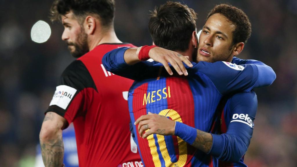 Neymar abraza a Messi durante el partido contra el Leganés.